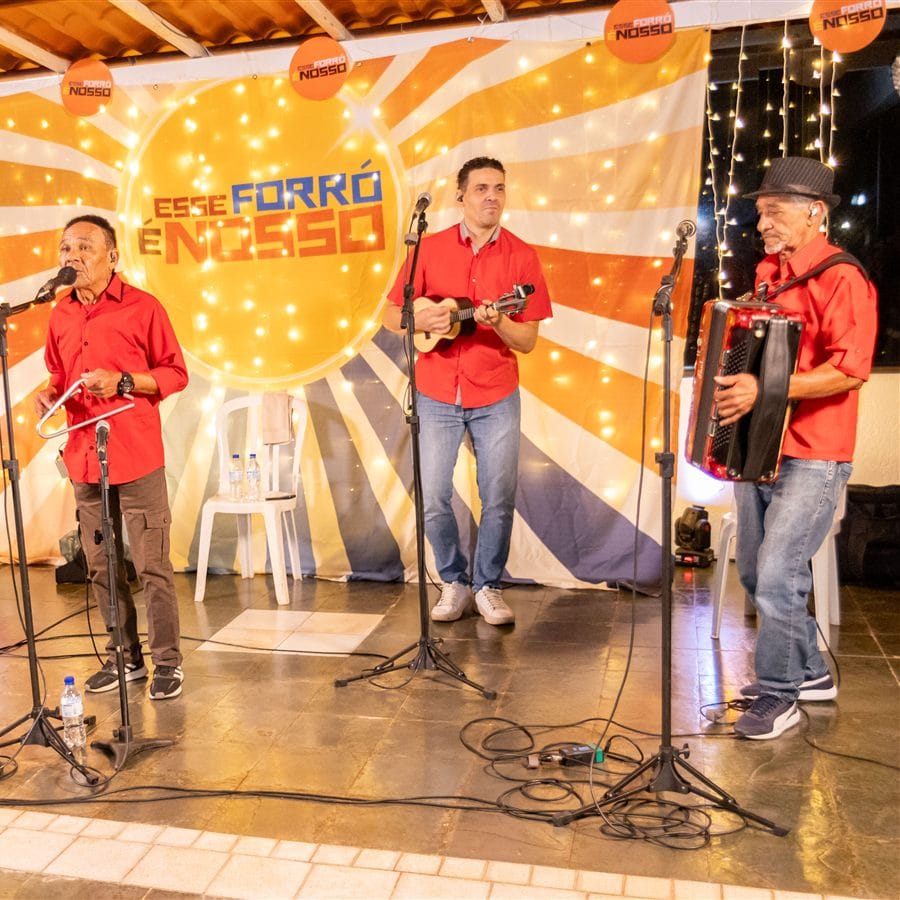 Banda tocando ao vivo num baile do Esse Forró é Nosso