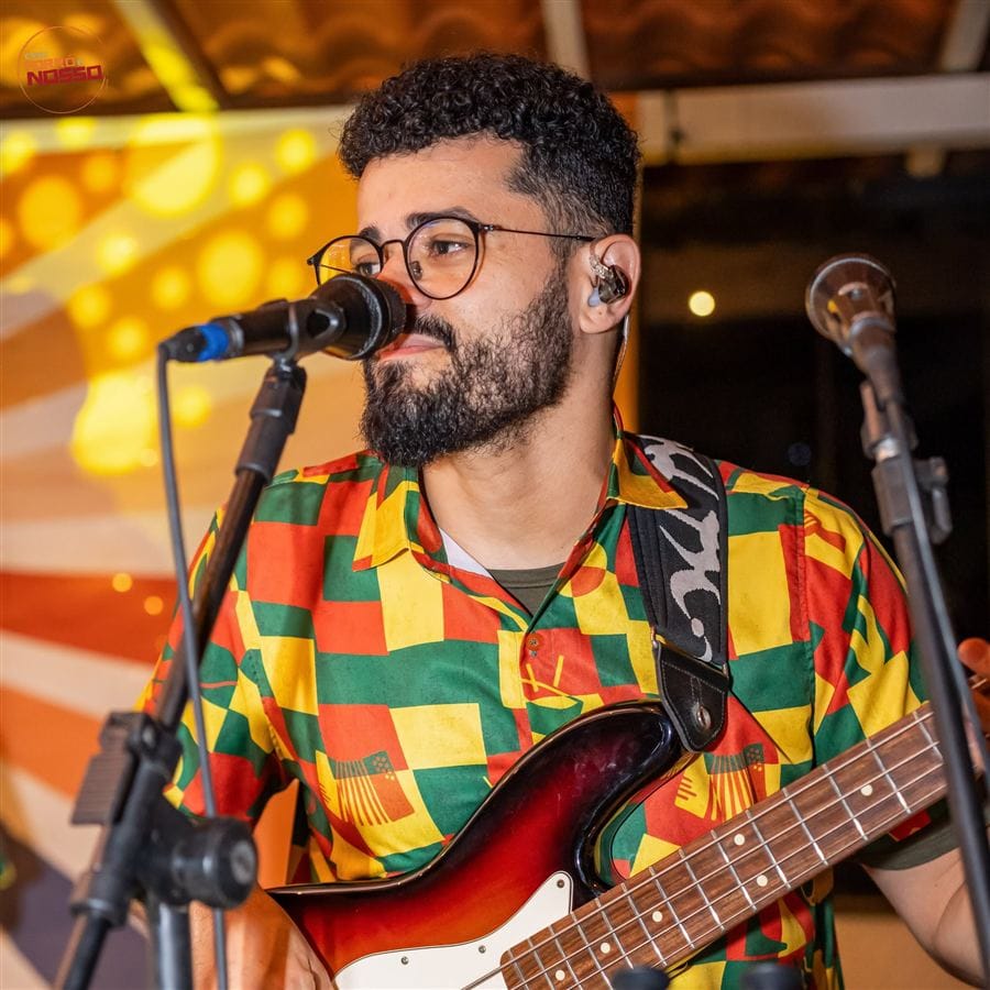 Baixista cantando ao vivo num baile do Esse Forró é Nosso