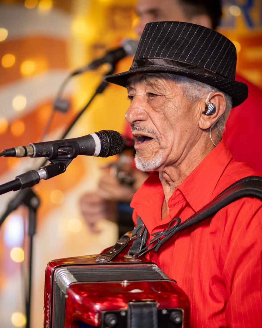 Sanfoneiro tocando ao vivo num baile do Esse Forró é Nosso