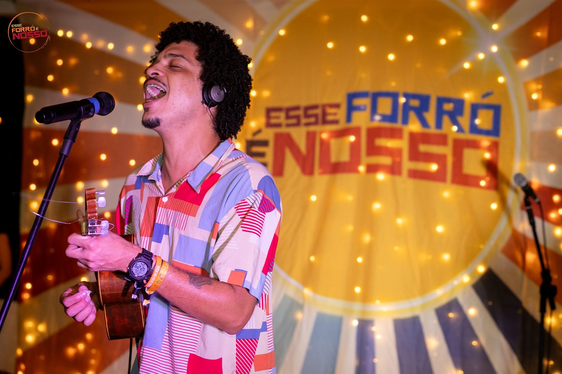 Cantor solo tocando violão ao vivo num baile de forró pé-de-serra