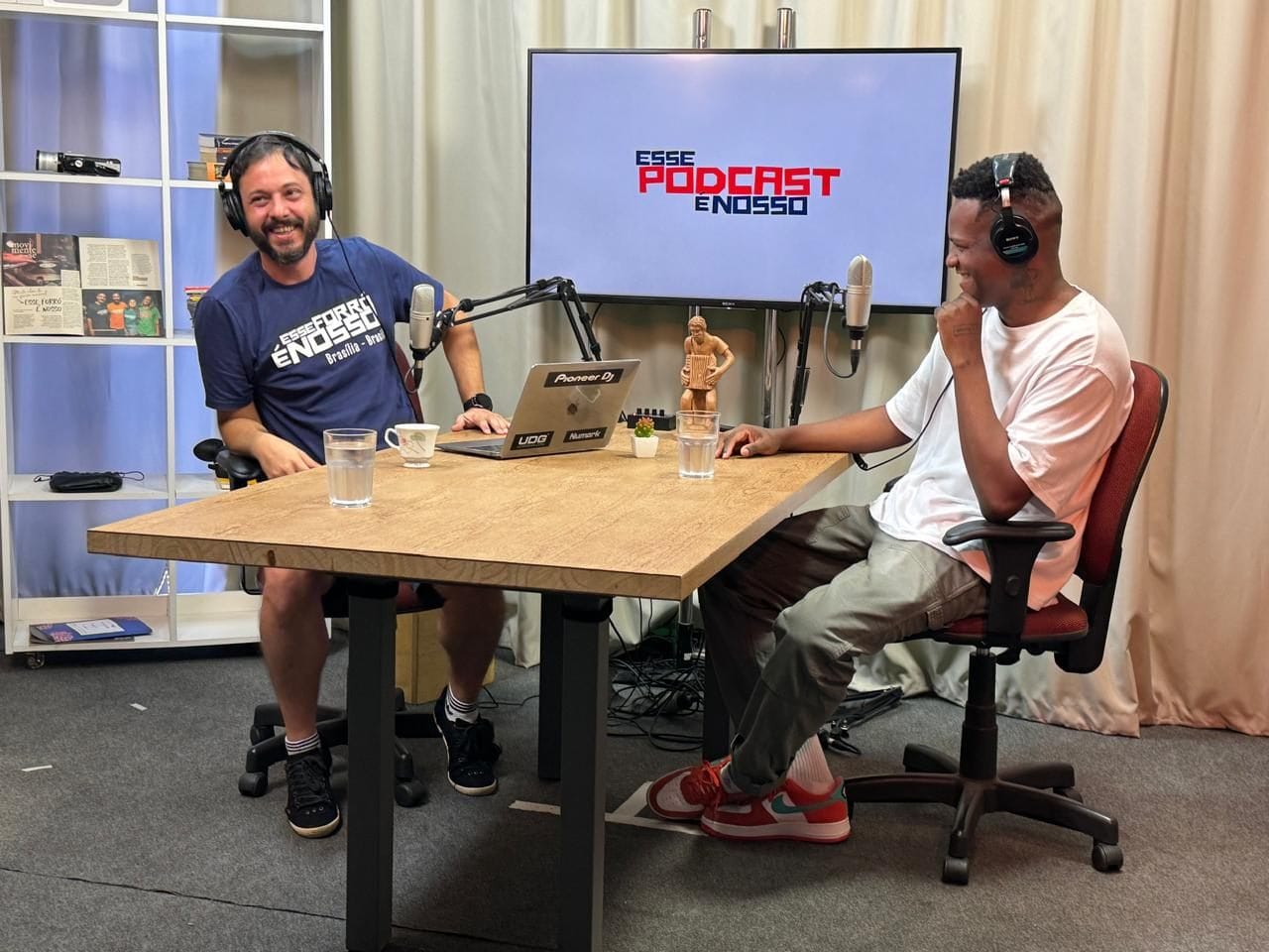Gravação do Esse Podcast é Nosso, com os dois apresentadores no estúdio
