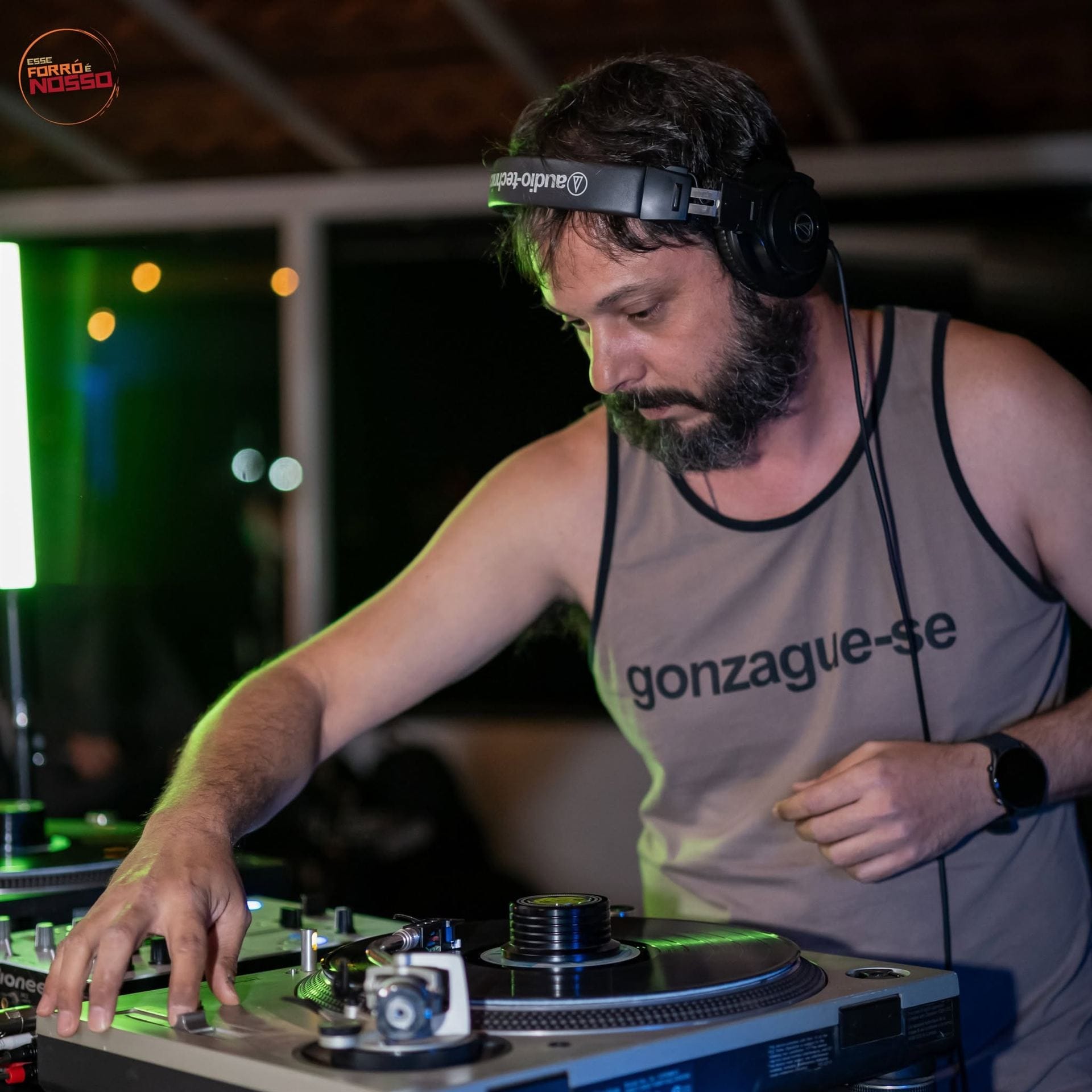 DJ discotecando em vinil na edição Ressaca de Itaúnas