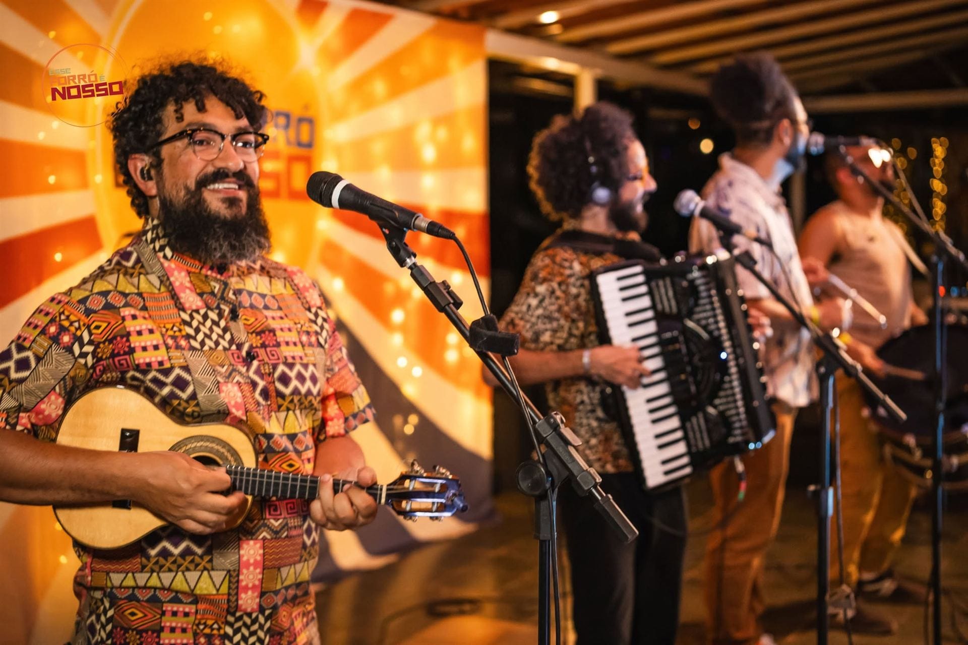 Banda completa tocando forró ao vivo num baile do Esse Forró é Nosso