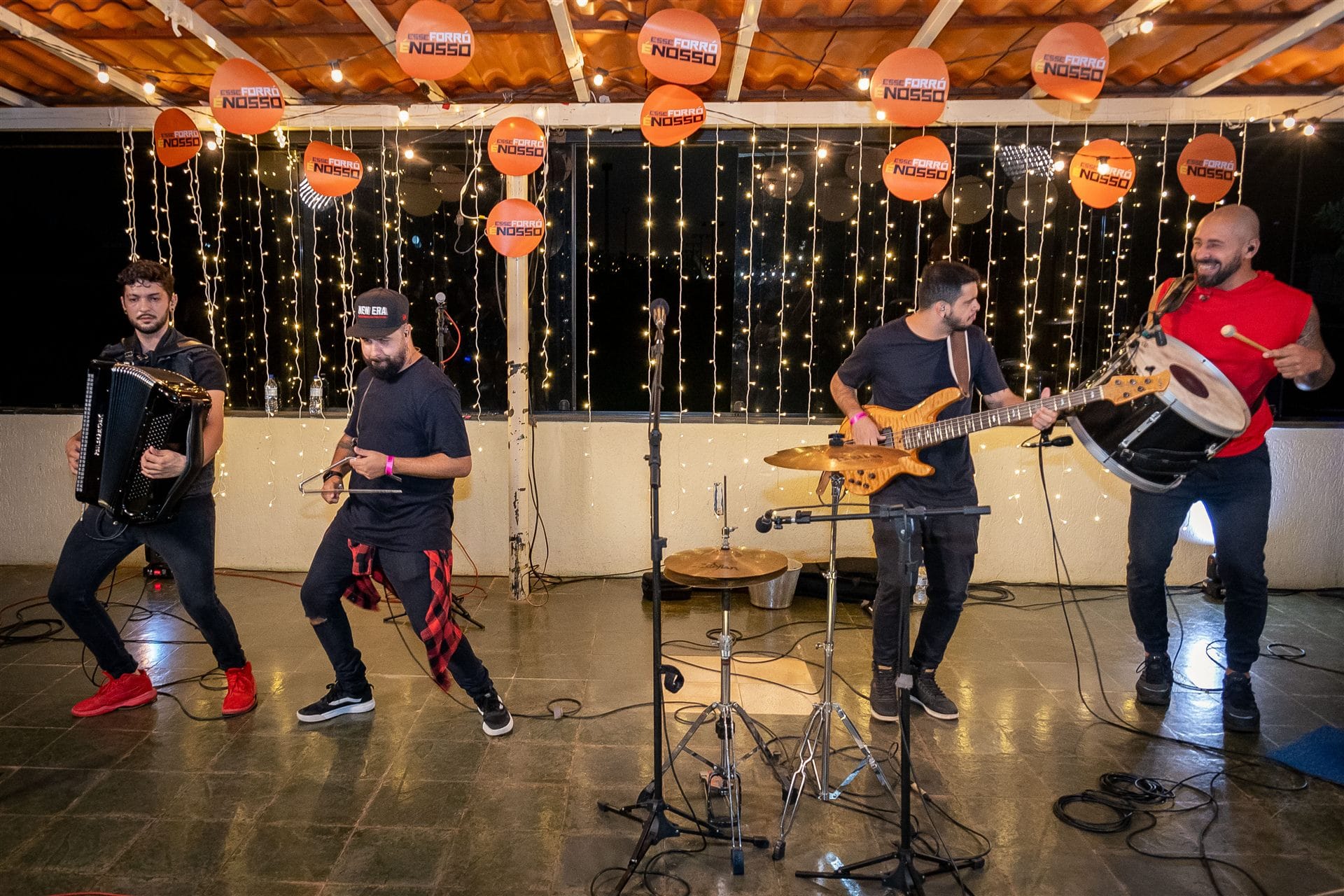 Banda Coisa de Zé se apresentando ao vivo num baile do Esse Forró é Nosso